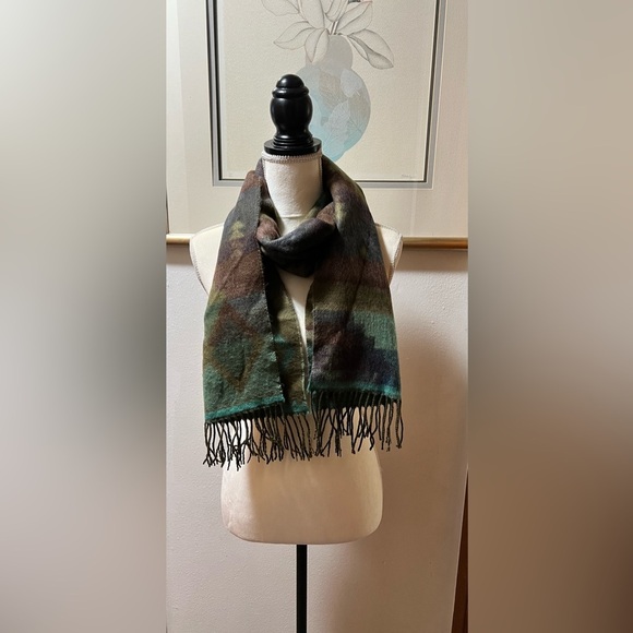 Hand tailored scarf - Picture 1 of 6